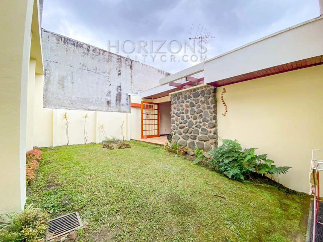 SE ALQUILA CASA CON PATIO EN SABANILLA 3 HABITACIONES noj897
