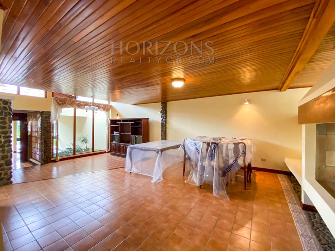 SE ALQUILA CASA CON PATIO EN SABANILLA 3 HABITACIONES noj897