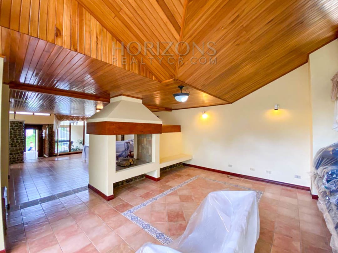 SE ALQUILA CASA CON PATIO EN SABANILLA 3 HABITACIONES noj897