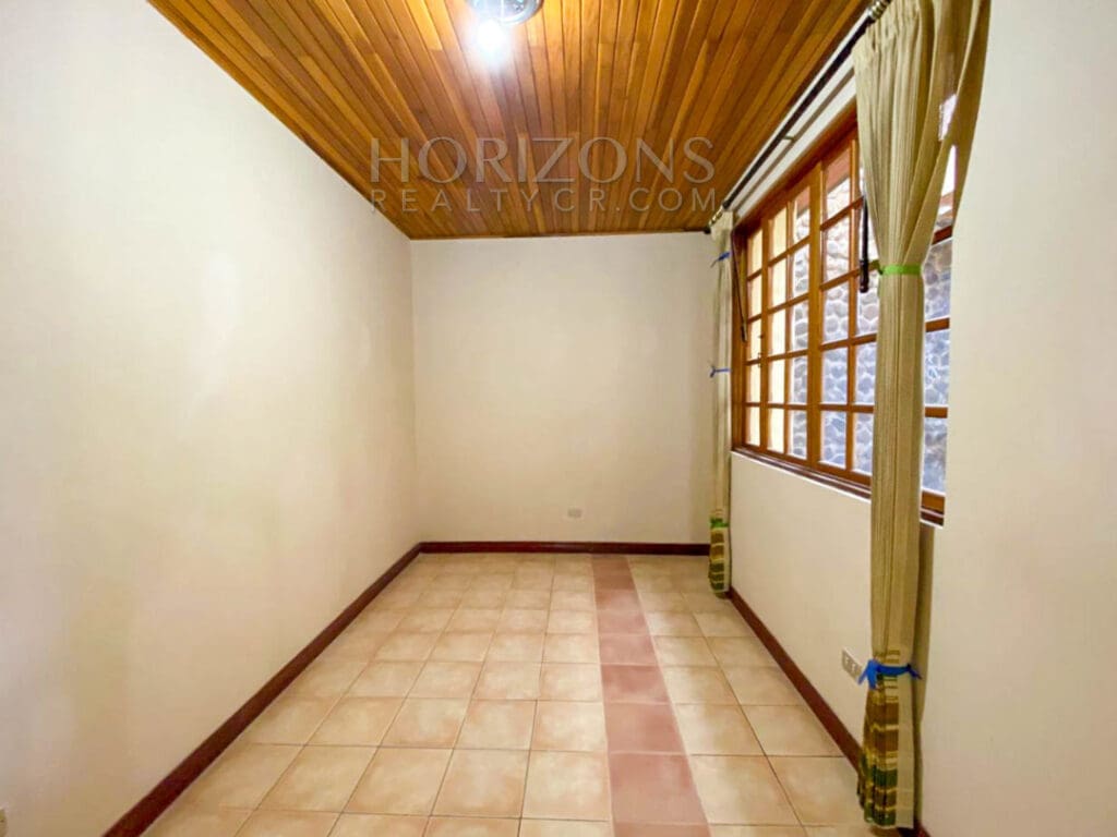 SE ALQUILA CASA CON PATIO EN SABANILLA 3 HABITACIONES noj897