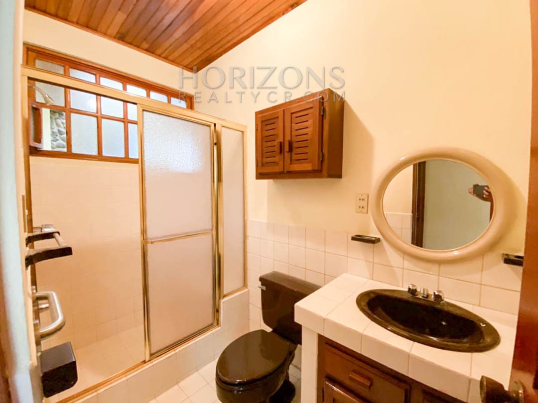 SE ALQUILA CASA CON PATIO EN SABANILLA 3 HABITACIONES noj897