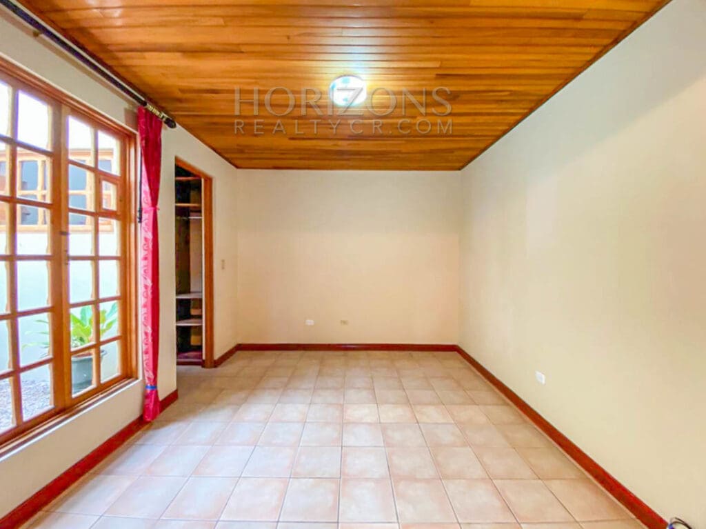 SE ALQUILA CASA CON PATIO EN SABANILLA 3 HABITACIONES noj897