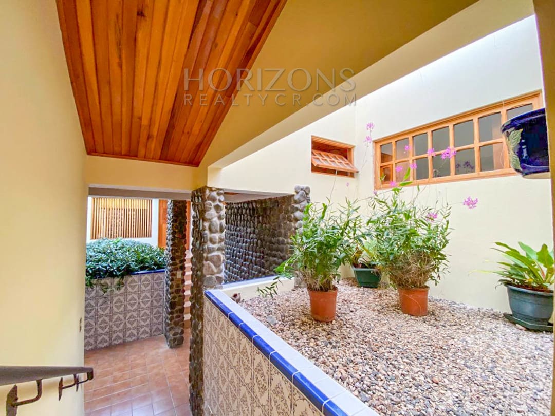 SE ALQUILA CASA CON PATIO EN SABANILLA 3 HABITACIONES noj897