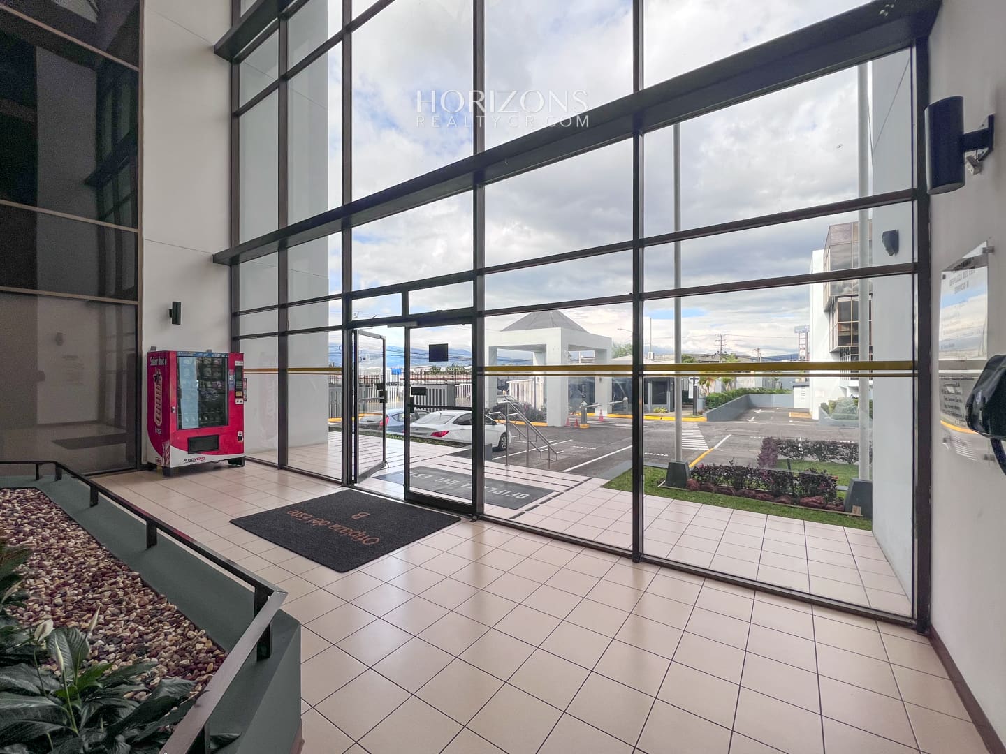 Se vende o Alquila Oficina en San Pedro 123m2 Ofiplaza del Este hrc15