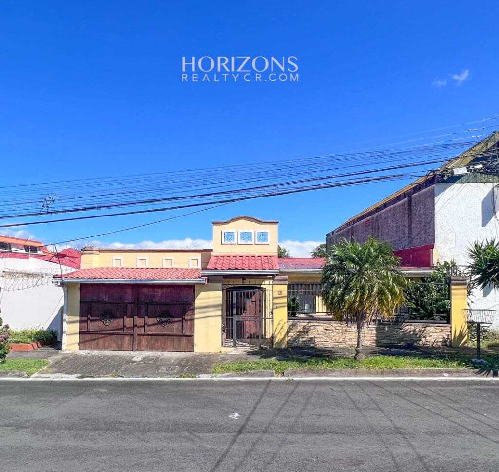 Se Vende Casa De Una Planta Terreno De 308M2 A 2K De La Ucr Sabanilla En Residencial Nja1030