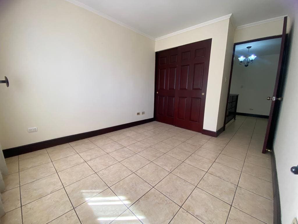 VENTA DE CASA EN CONDOMINIO DE 3 HABITACIONES Y AMPLIA ZONA VERDE NJJ02