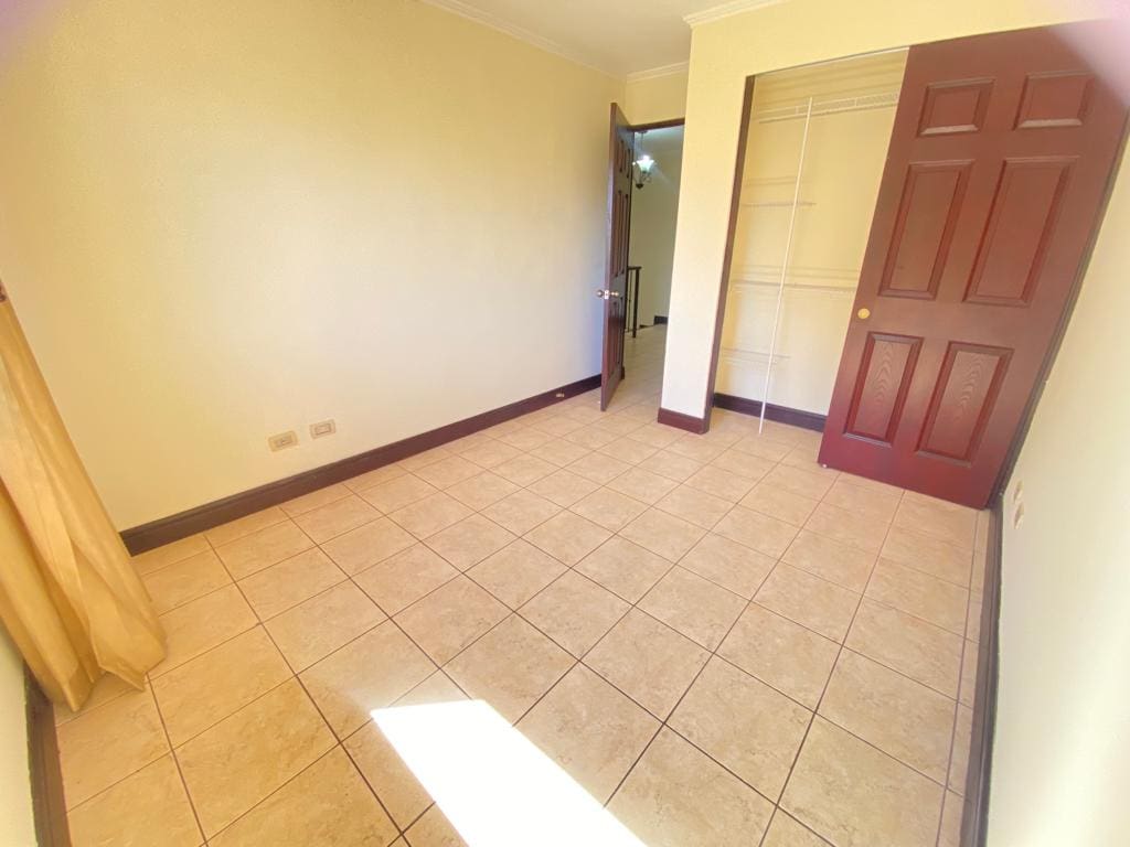VENTA DE CASA EN CONDOMINIO DE 3 HABITACIONES Y AMPLIA ZONA VERDE NJJ02