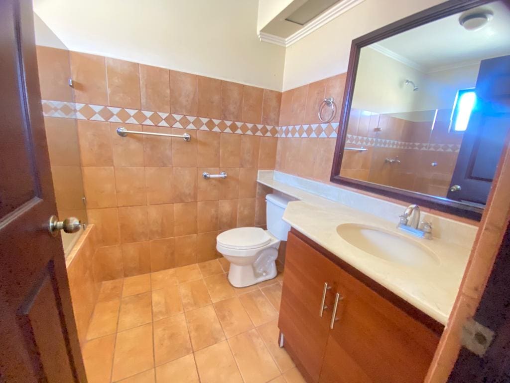 VENTA DE CASA EN CONDOMINIO DE 3 HABITACIONES Y AMPLIA ZONA VERDE NJJ02
