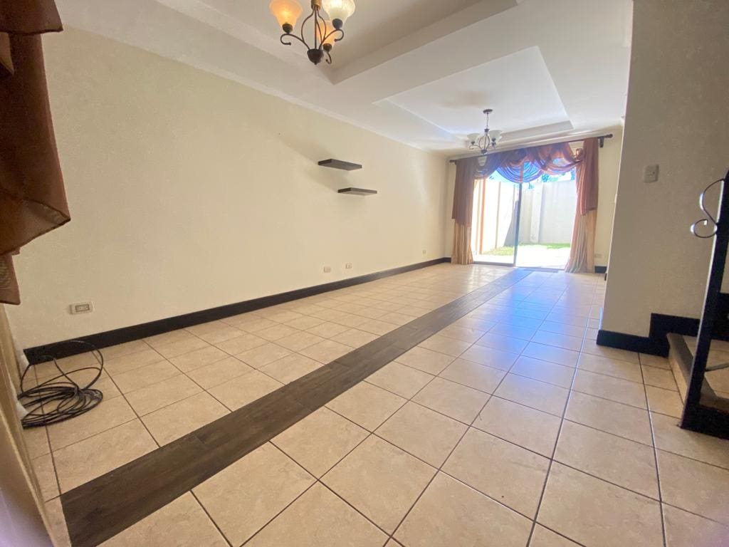 VENTA DE CASA EN CONDOMINIO DE 3 HABITACIONES Y AMPLIA ZONA VERDE NJJ02