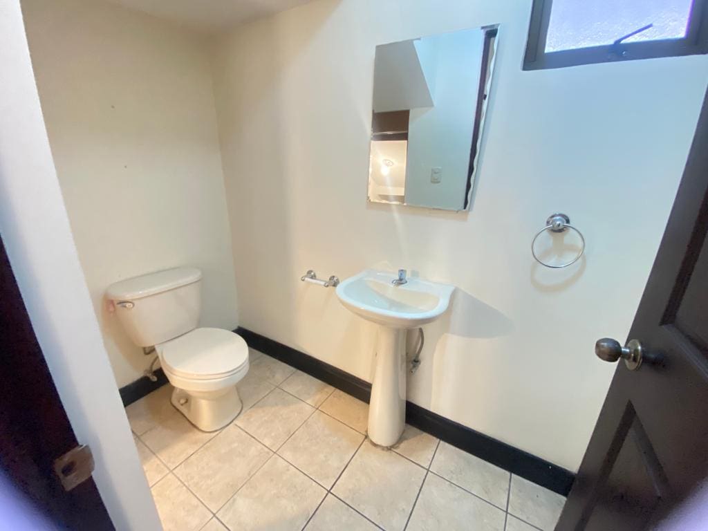 VENTA DE CASA EN CONDOMINIO DE 3 HABITACIONES Y AMPLIA ZONA VERDE NJJ02