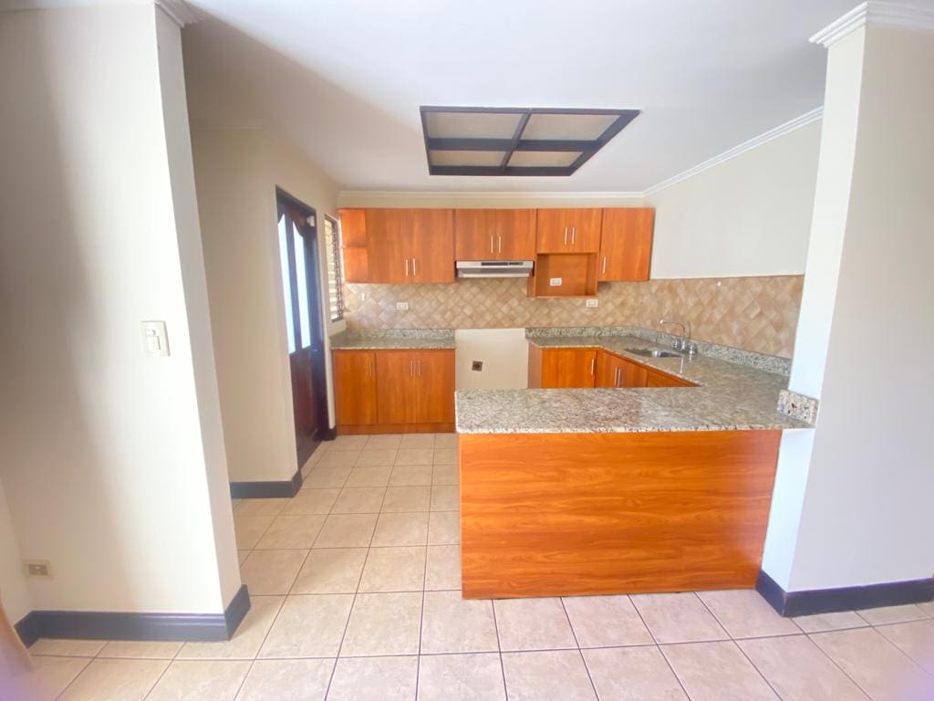 VENTA DE CASA EN CONDOMINIO DE 3 HABITACIONES Y AMPLIA ZONA VERDE NJJ02