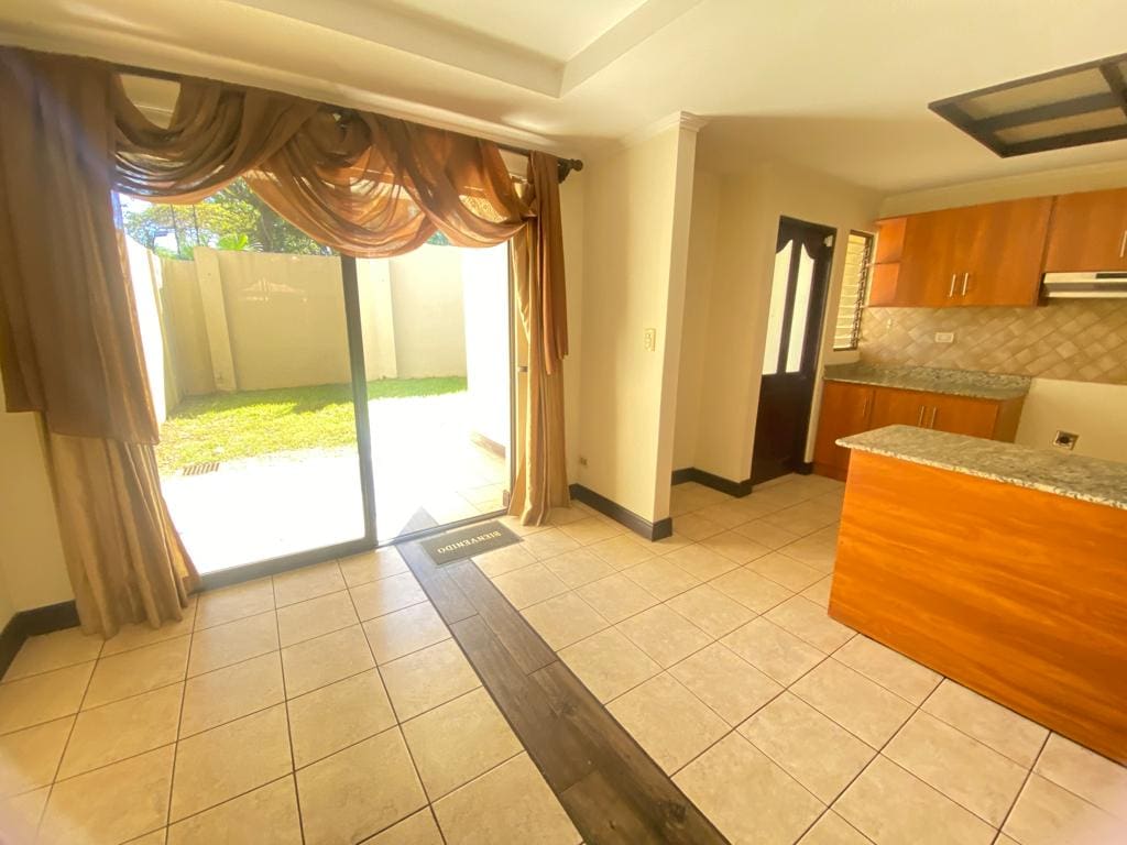 Venta De Casa En Condominio De 3 Habitaciones Y Amplia Zona Verde Njj02