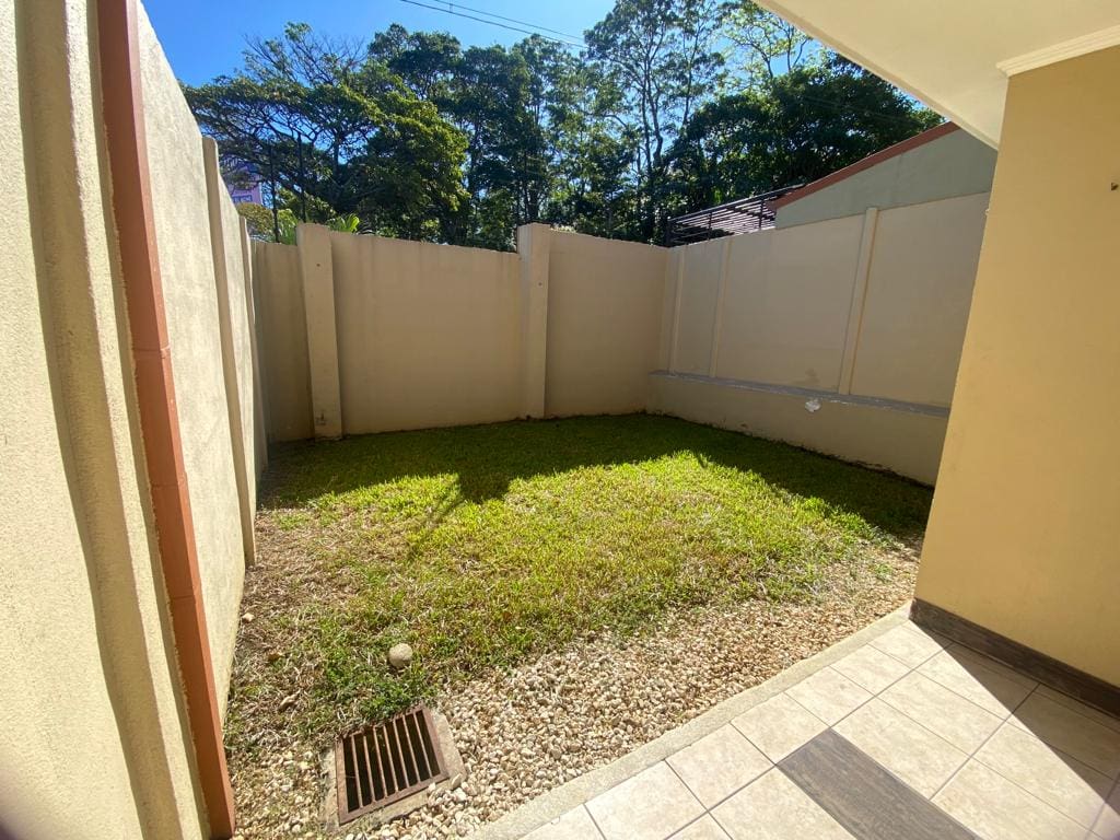 VENTA DE CASA EN CONDOMINIO DE 3 HABITACIONES Y AMPLIA ZONA VERDE NJJ02