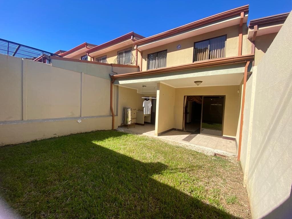 VENTA DE CASA EN CONDOMINIO DE 3 HABITACIONES Y AMPLIA ZONA VERDE NJJ02