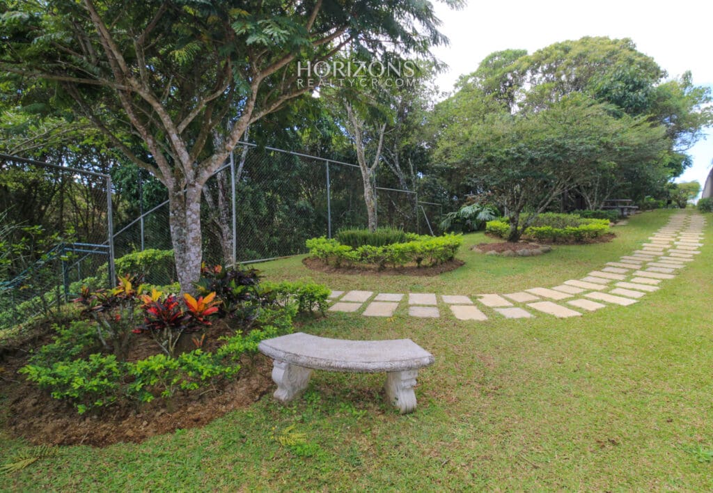 Se Vende Casa 2 Habitaciones + Dormitorio de Servicio En Condominio Barlovento II nja1122