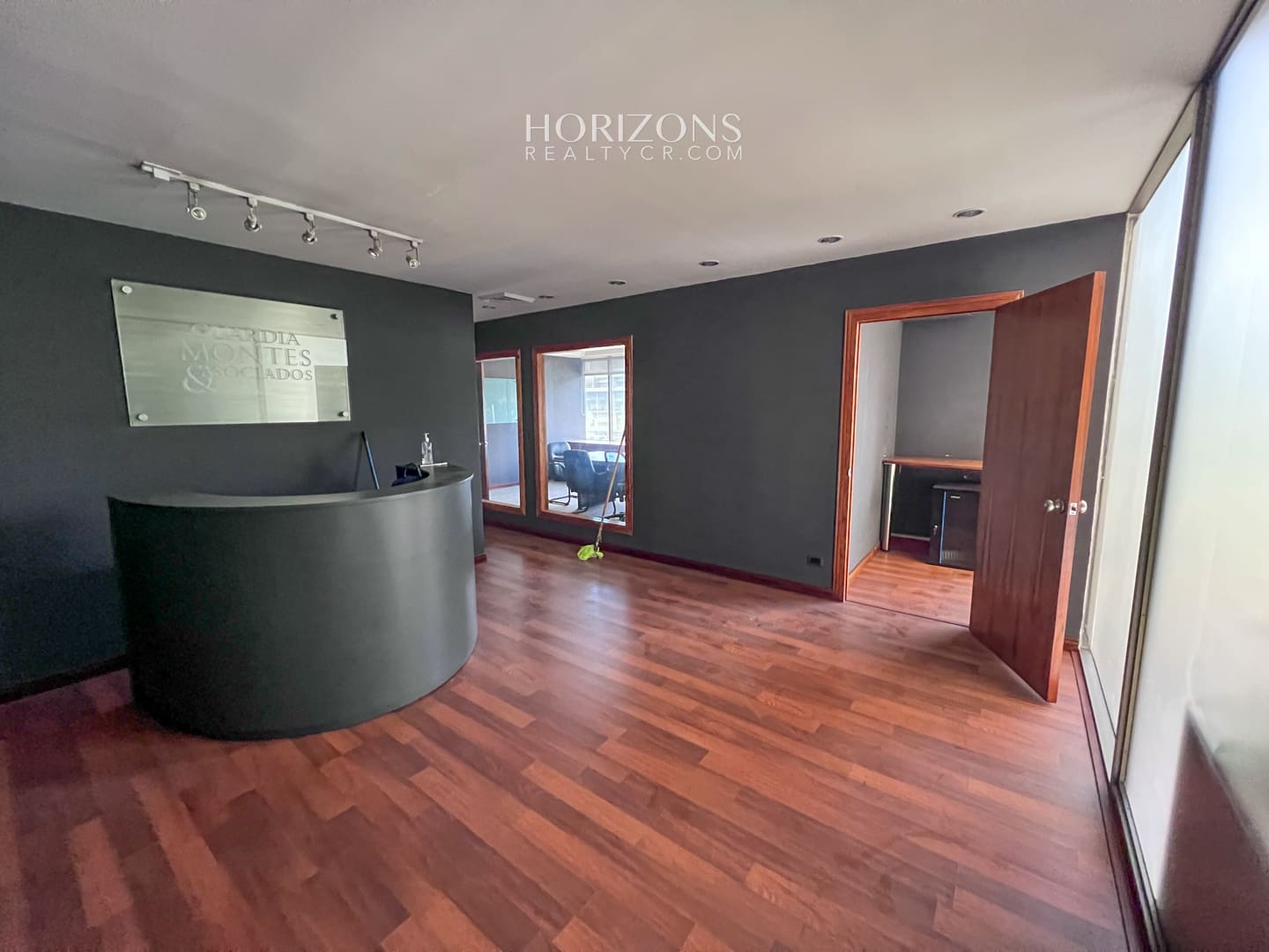 Se vende o Alquila Oficina en San Pedro 123m2 Ofiplaza del Este hrc15