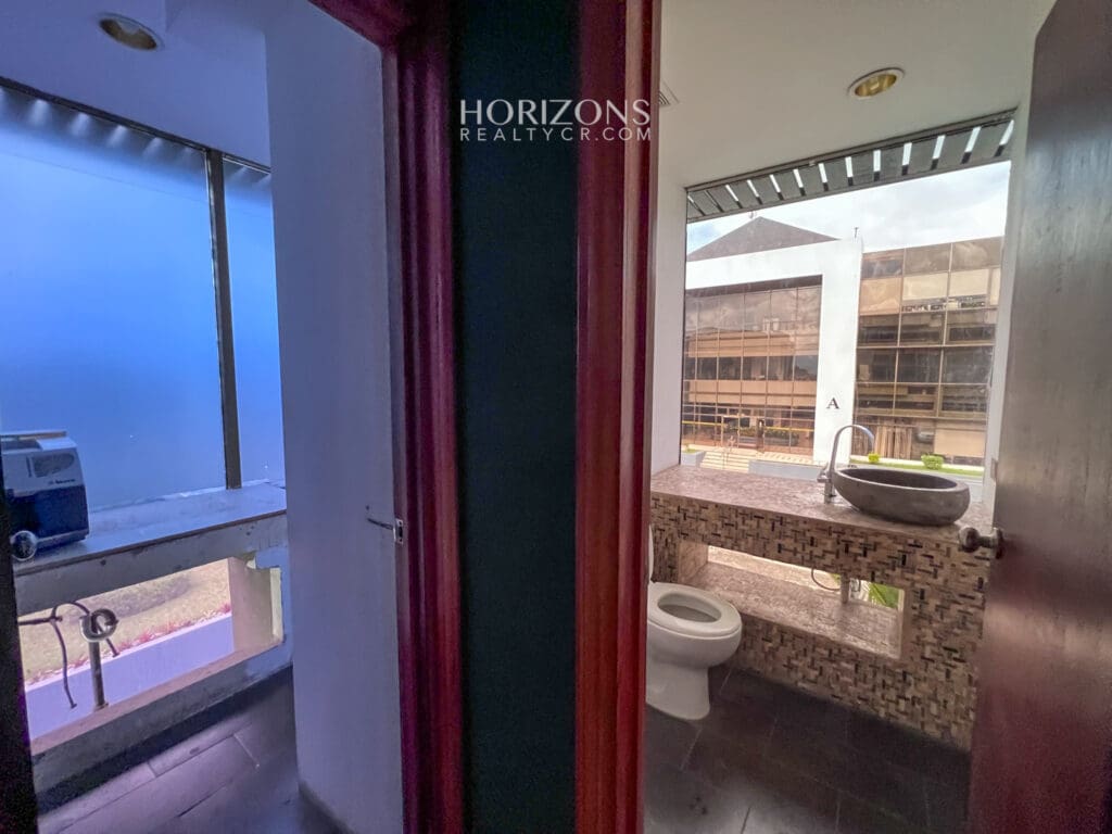 Se vende o Alquila Oficina en San Pedro 123m2 Ofiplaza del Este hrc15