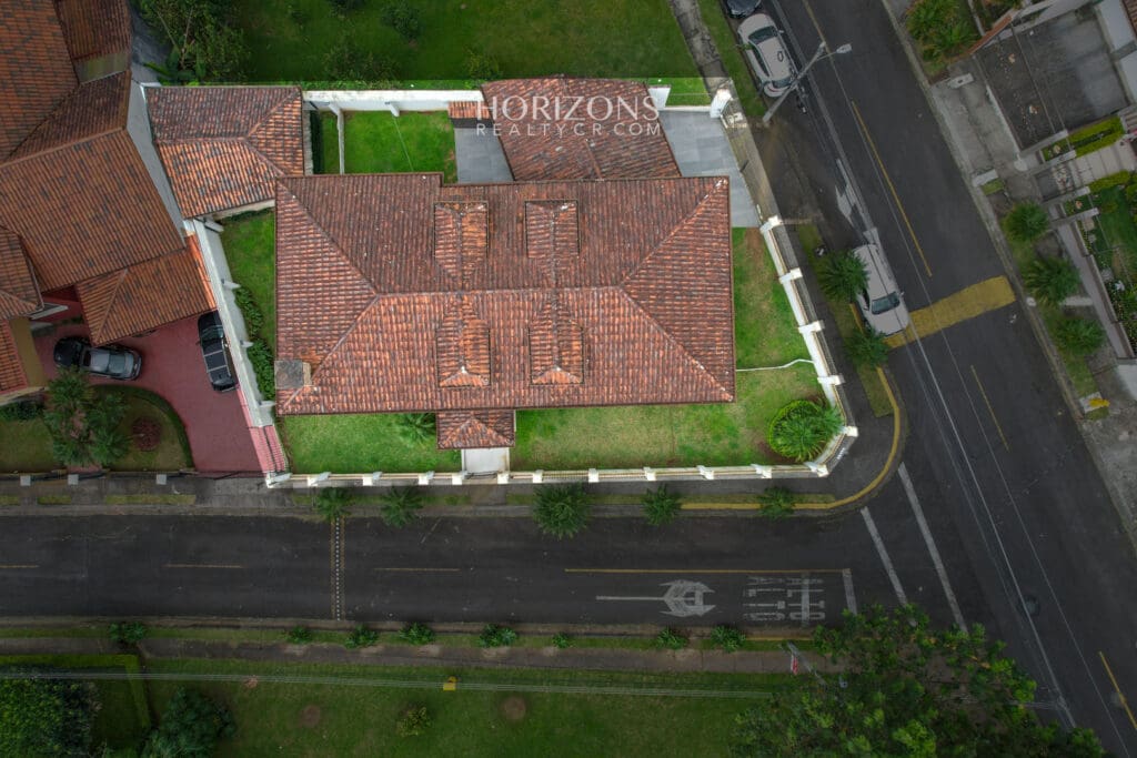 Se vende Casa en Curridabat de 4 Habitaciones + Hab Serv 4 Parqueos nja1034