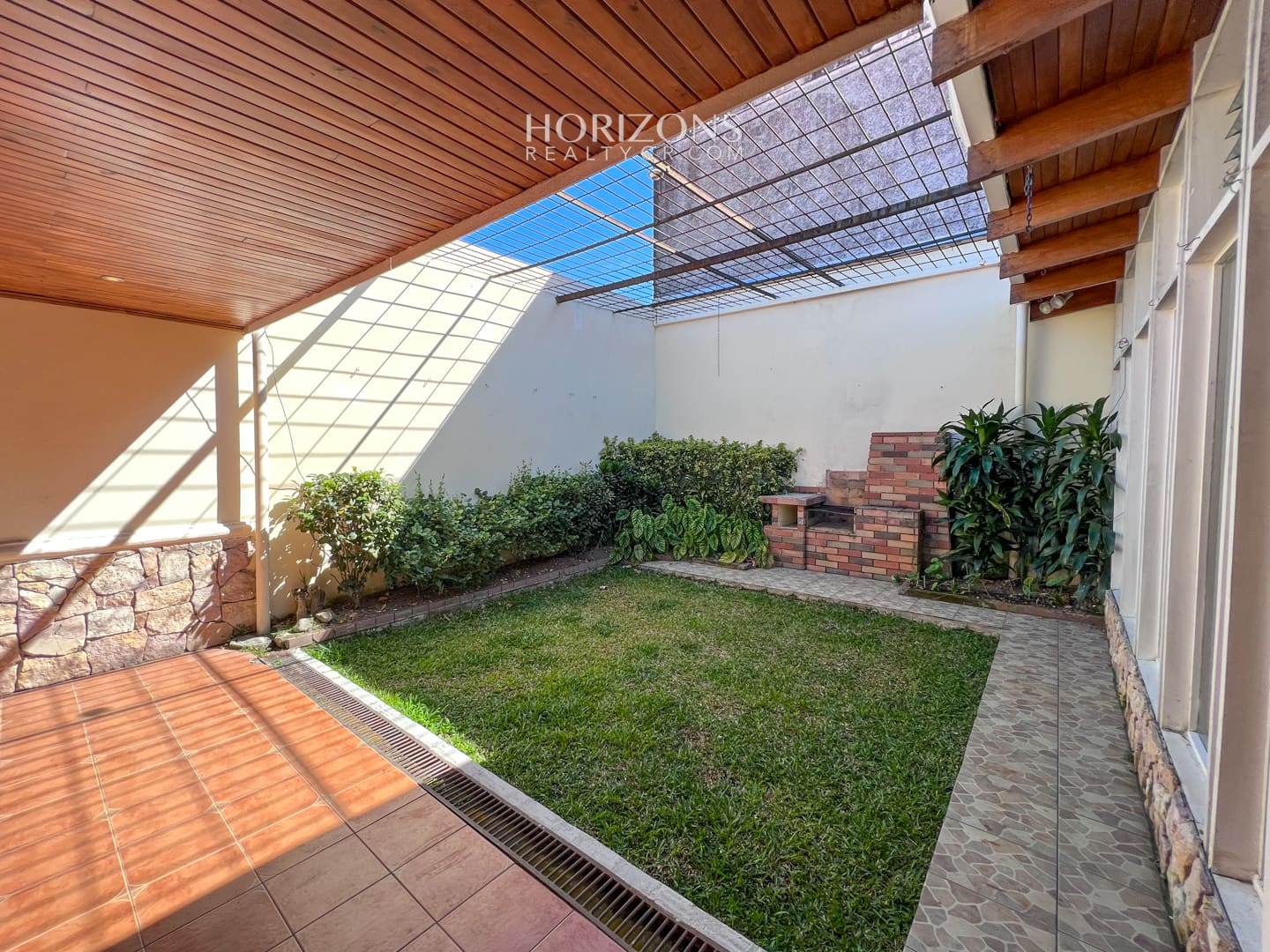 Se vende Casa de Una Planta Terreno de 308m2 a 2k de la UCR Sabanilla en Residencial nja1030