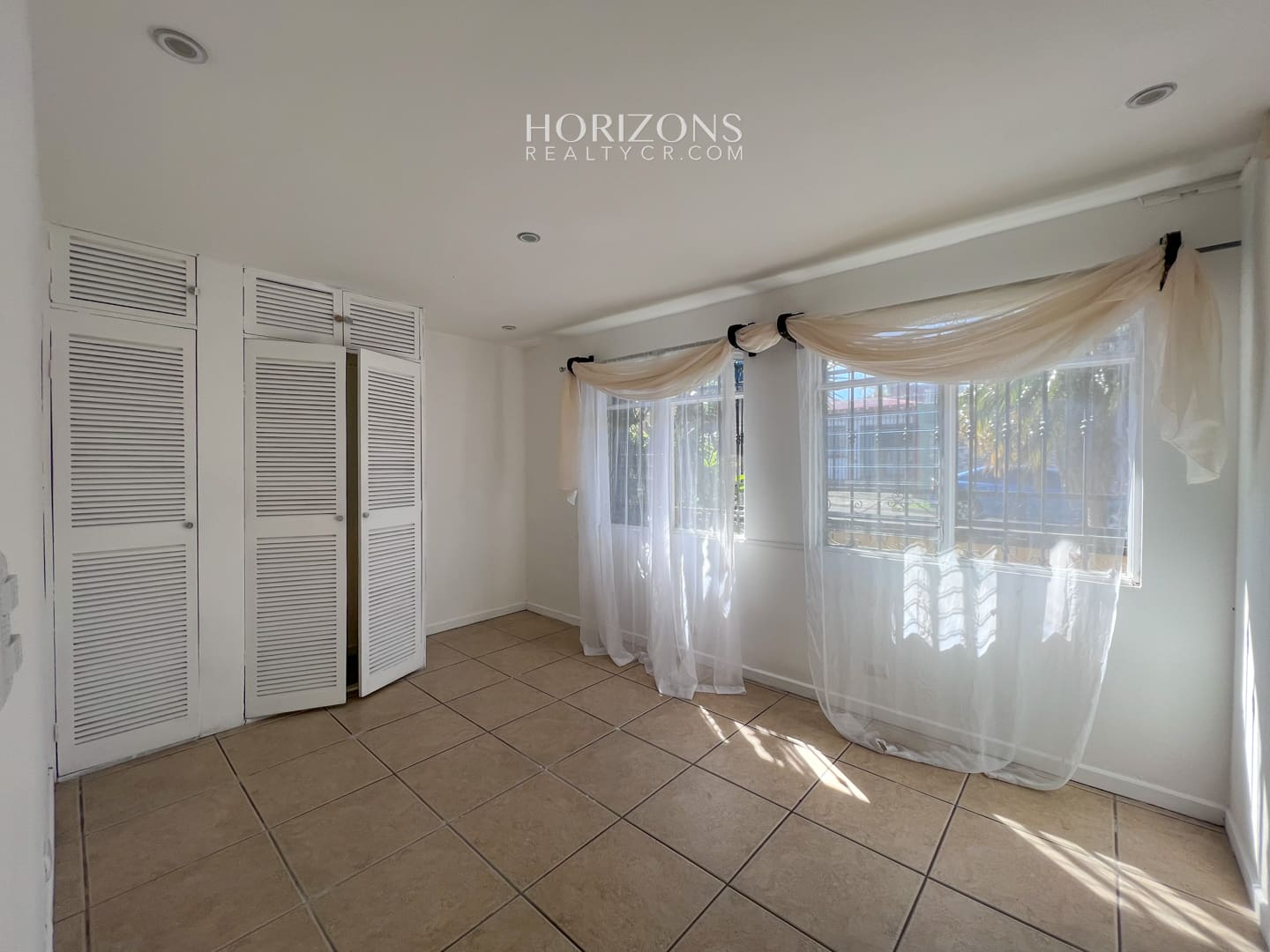 Se vende Casa de Una Planta Terreno de 308m2 a 2k de la UCR Sabanilla en Residencial nja1030