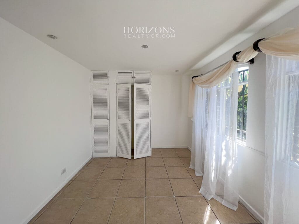 Se vende Casa de Una Planta Terreno de 308m2 a 2k de la UCR Sabanilla en Residencial nja1030