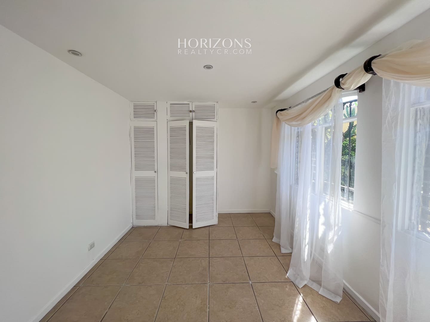 Se vende Casa de Una Planta Terreno de 308m2 a 2k de la UCR Sabanilla en Residencial nja1030
