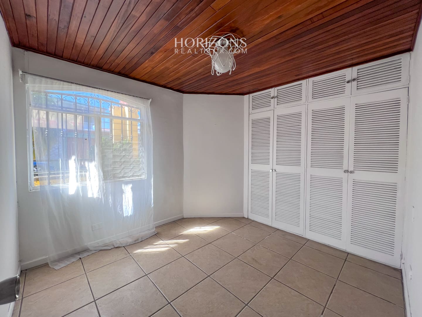 Se vende Casa de Una Planta Terreno de 308m2 a 2k de la UCR Sabanilla en Residencial nja1030