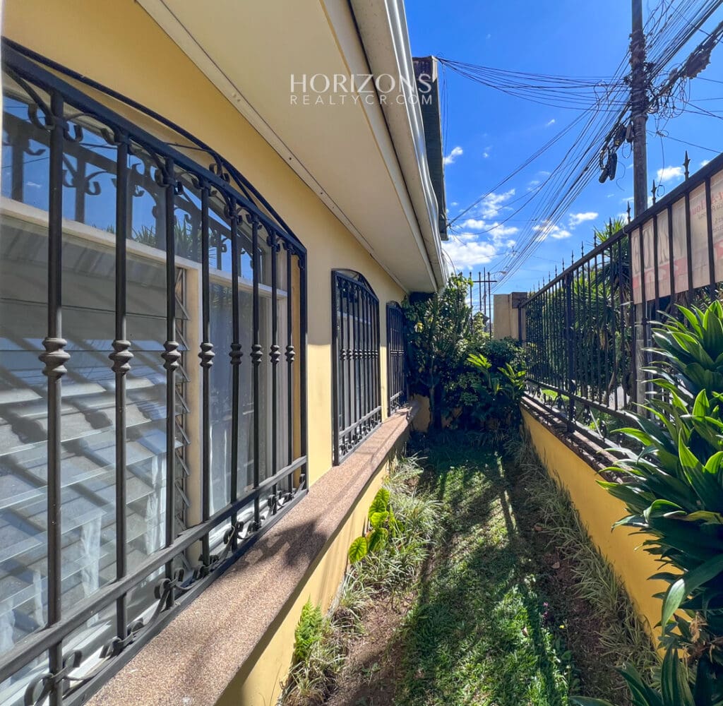 Se vende Casa de Una Planta Terreno de 308m2 a 2k de la UCR Sabanilla en Residencial nja1030
