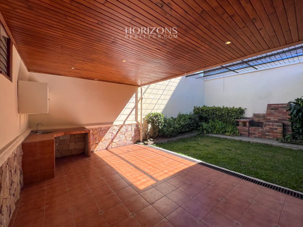 Se vende Casa de Una Planta Terreno de 308m2 a 2k de la UCR Sabanilla en Residencial nja1030