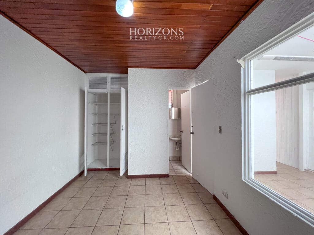 Se vende Casa de Una Planta Terreno de 308m2 a 2k de la UCR Sabanilla en Residencial nja1030
