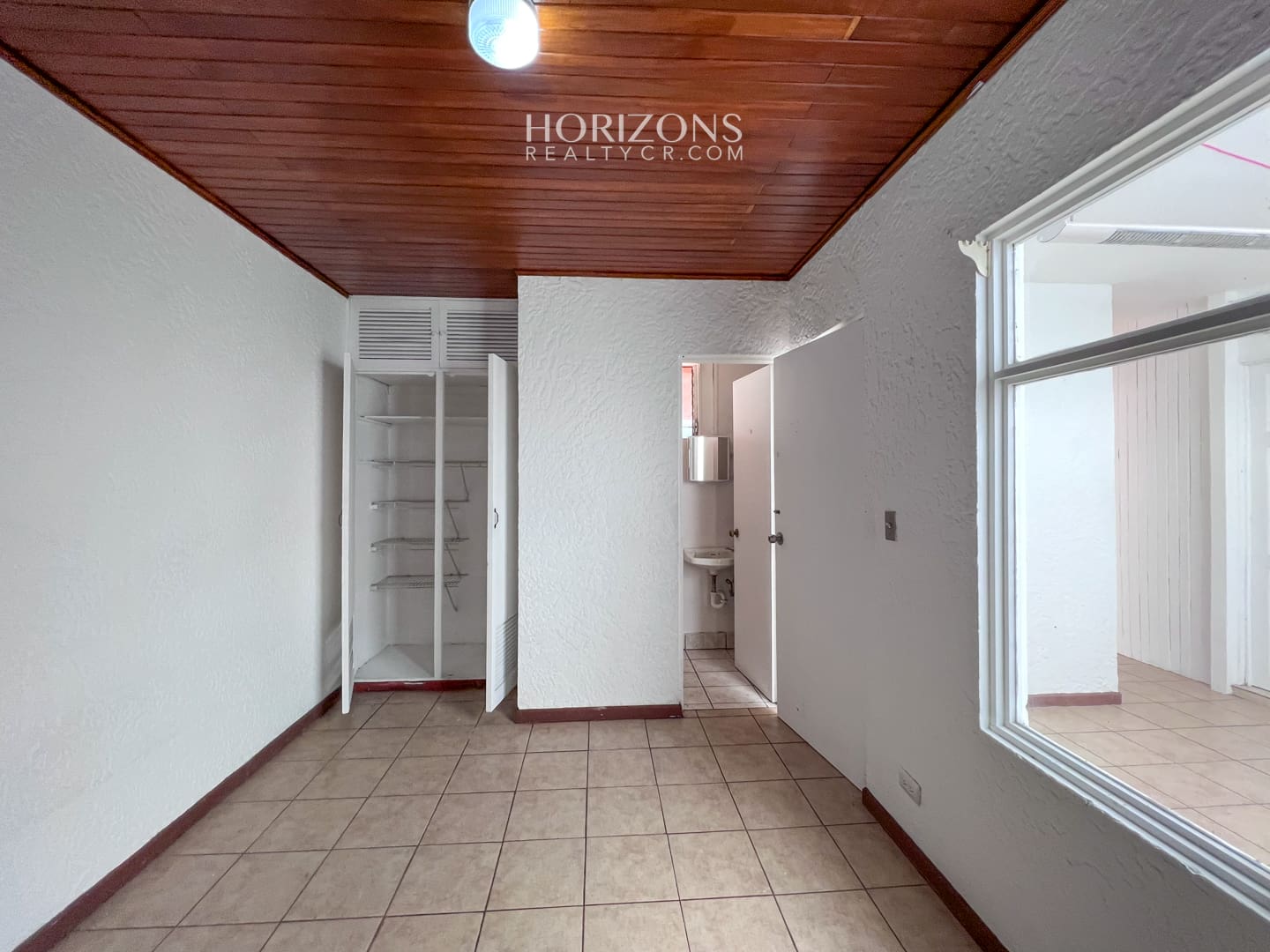 Se vende Casa de Una Planta Terreno de 308m2 a 2k de la UCR Sabanilla en Residencial nja1030
