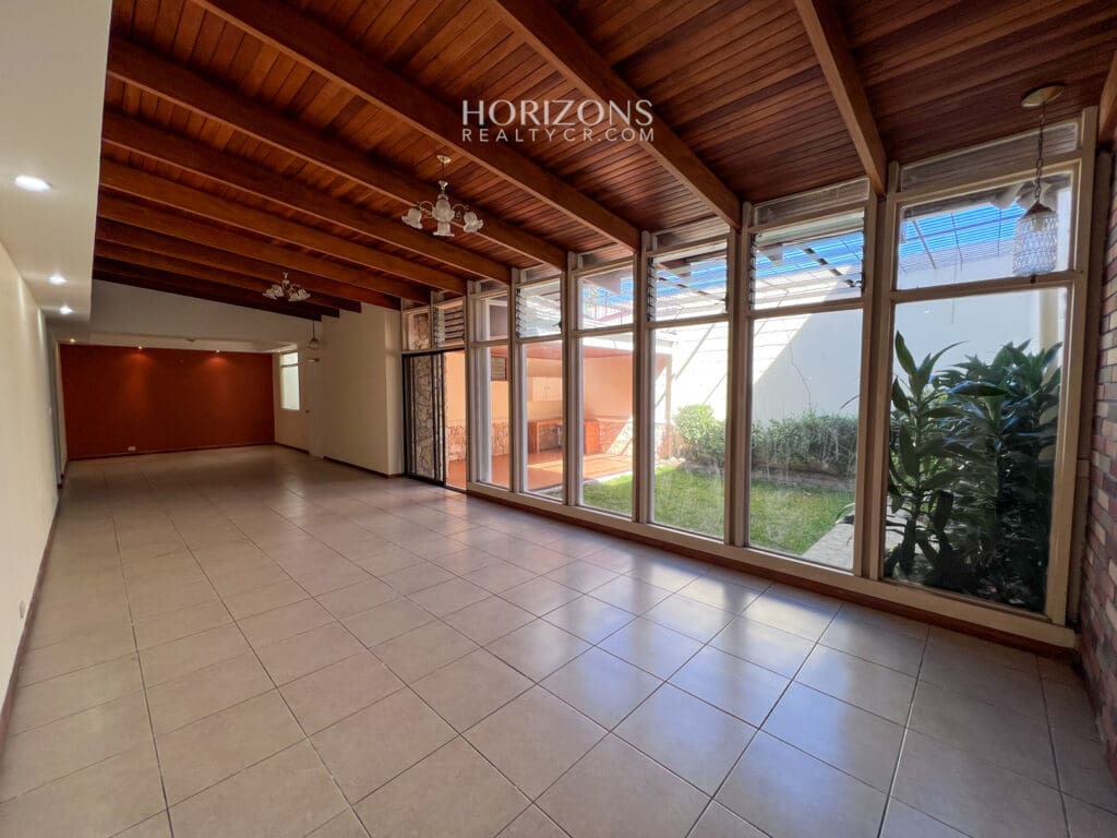 Se vende Casa de Una Planta Terreno de 308m2 a 2k de la UCR Sabanilla en Residencial nja1030