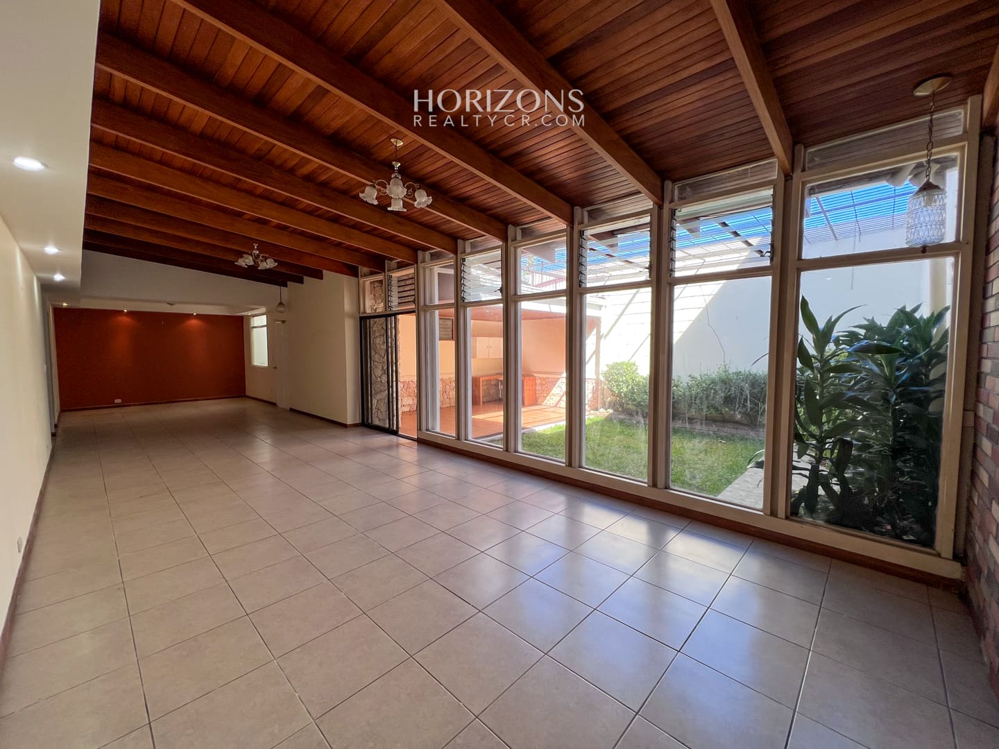Se vende Casa de Una Planta Terreno de 308m2 a 2k de la UCR Sabanilla en Residencial nja1030