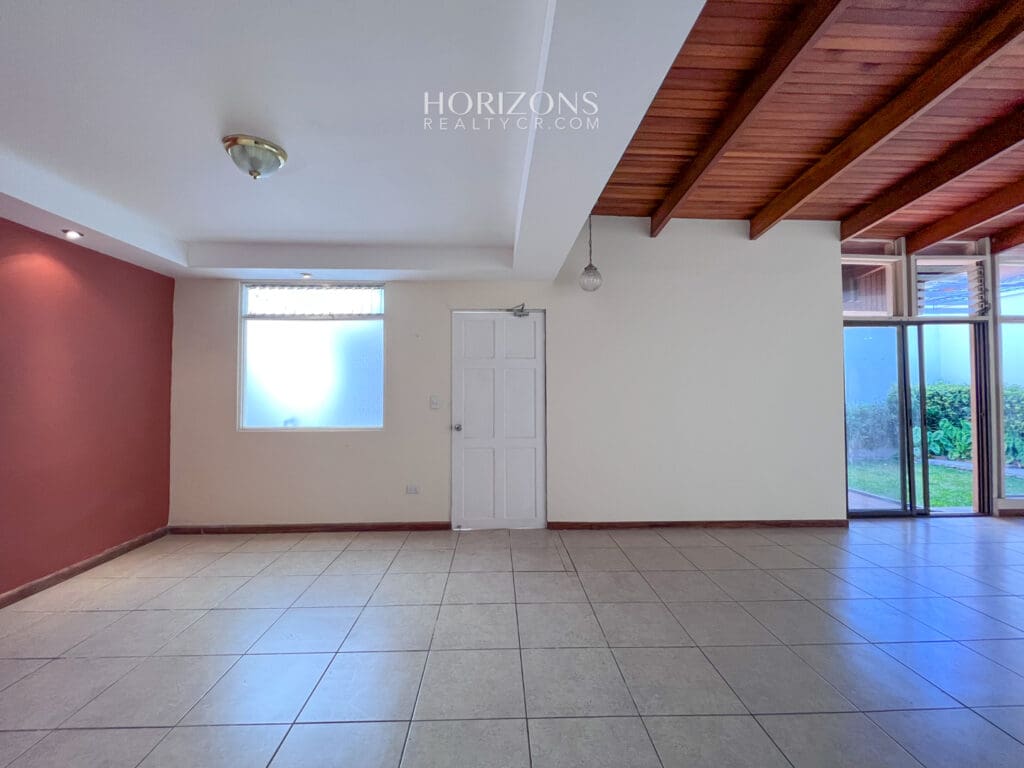 Se vende Casa de Una Planta Terreno de 308m2 a 2k de la UCR Sabanilla en Residencial nja1030