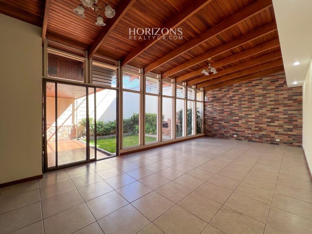Se vende Casa de Una Planta Terreno de 308m2 a 2k de la UCR Sabanilla en Residencial nja1030