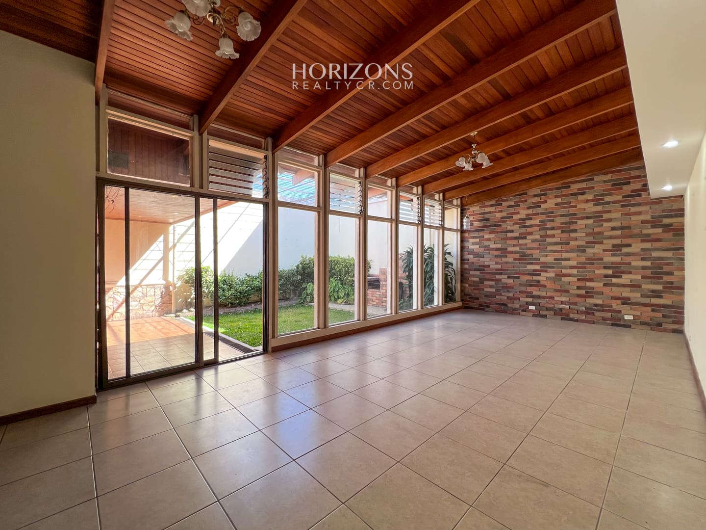 Se vende Casa de Una Planta Terreno de 308m2 a 2k de la UCR Sabanilla en Residencial nja1030