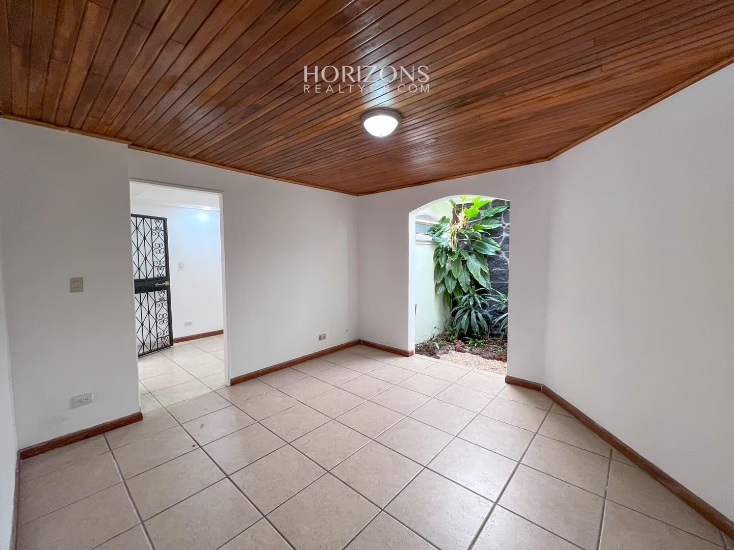 Se vende Casa de Una Planta Terreno de 308m2 a 2k de la UCR Sabanilla en Residencial nja1030