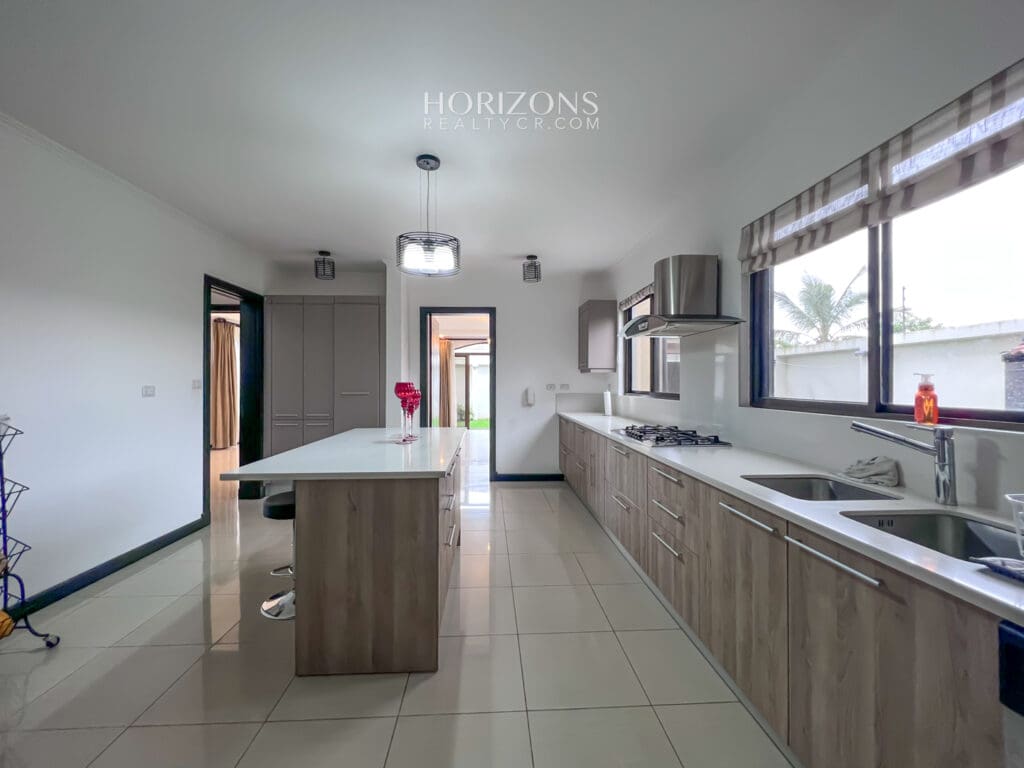 Se vende Casa en Curridabat de 4 Habitaciones + Hab Serv 4 Parqueos nja1034