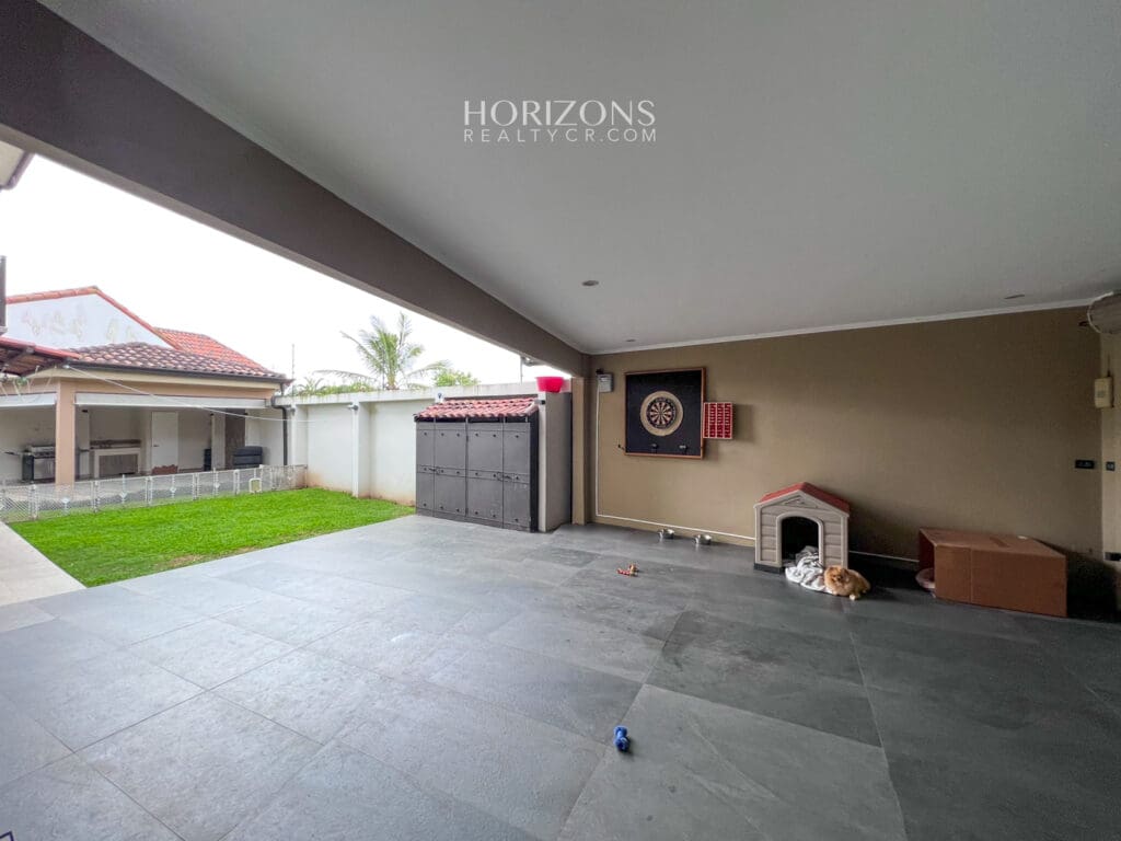 Se vende Casa en Curridabat de 4 Habitaciones + Hab Serv 4 Parqueos nja1034