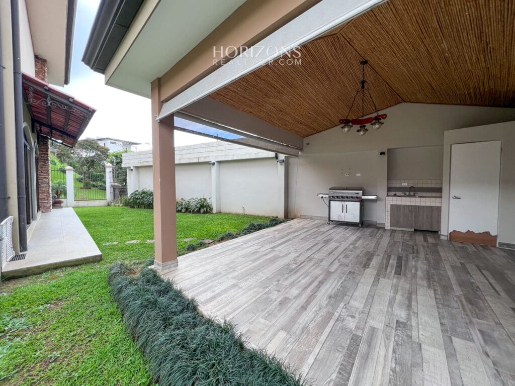 Se vende Casa en Curridabat de 4 Habitaciones + Hab Serv 4 Parqueos nja1034