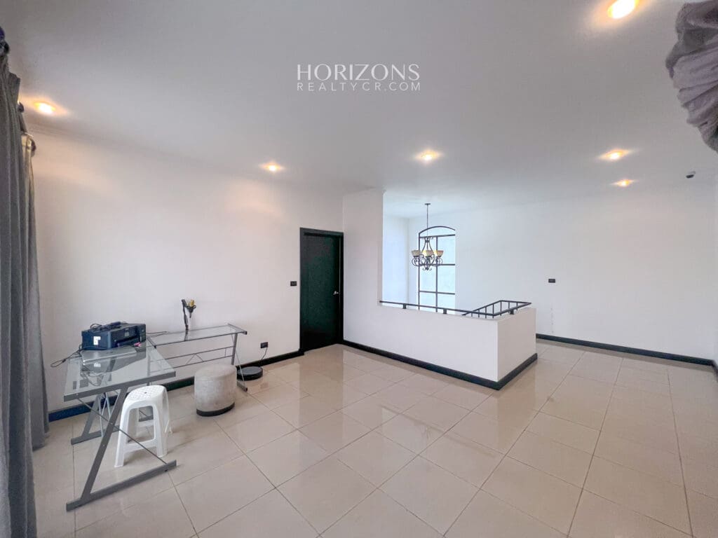 Se vende Casa en Curridabat de 4 Habitaciones + Hab Serv 4 Parqueos nja1034