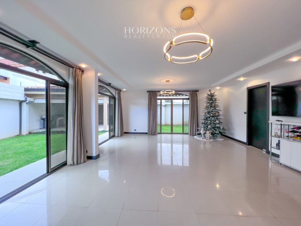 Se vende Casa en Curridabat de 4 Habitaciones + Hab Serv 4 Parqueos nja1034