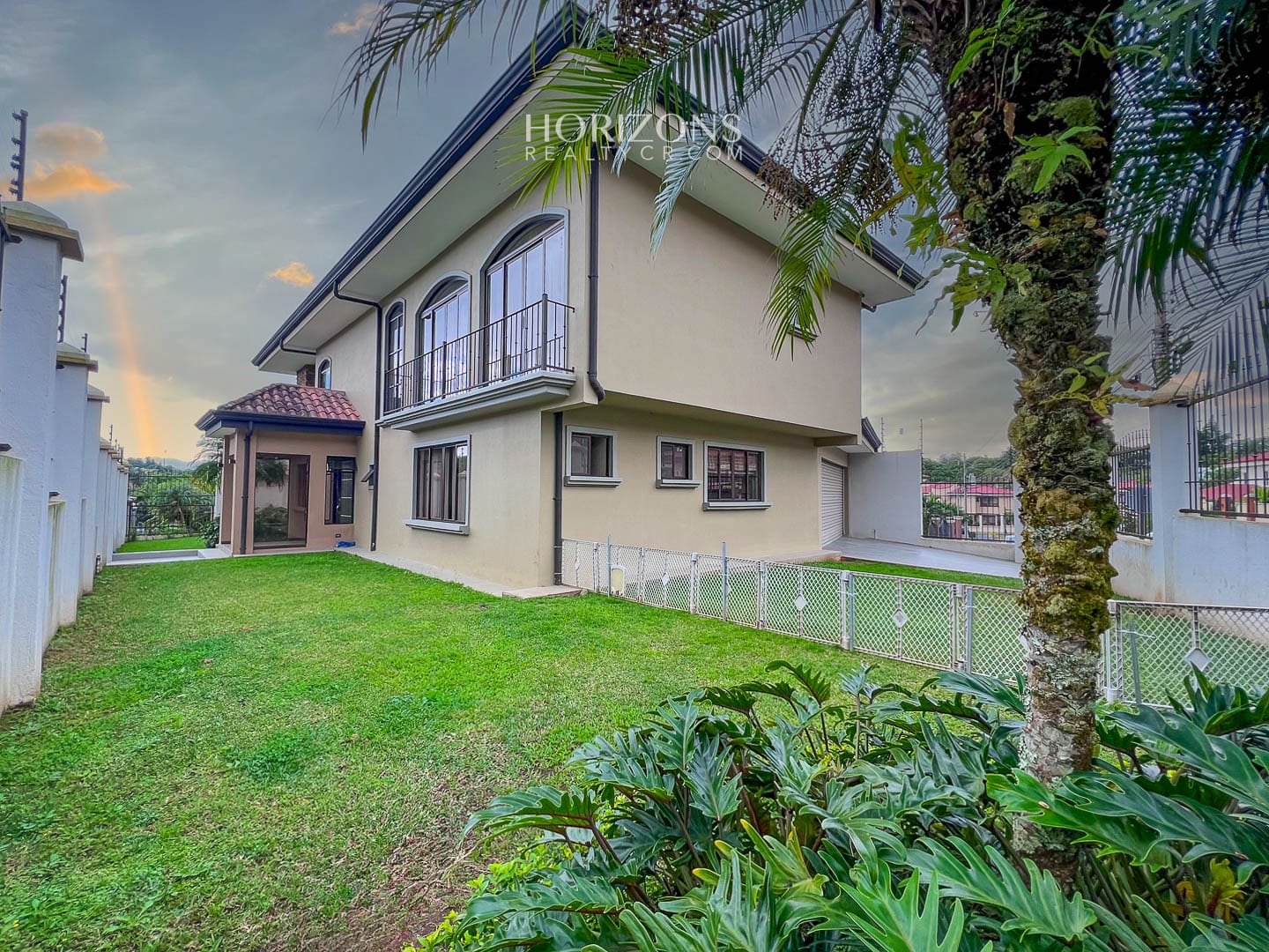 Se vende Casa en Curridabat de 4 Habitaciones + Hab Serv 4 Parqueos nja1034