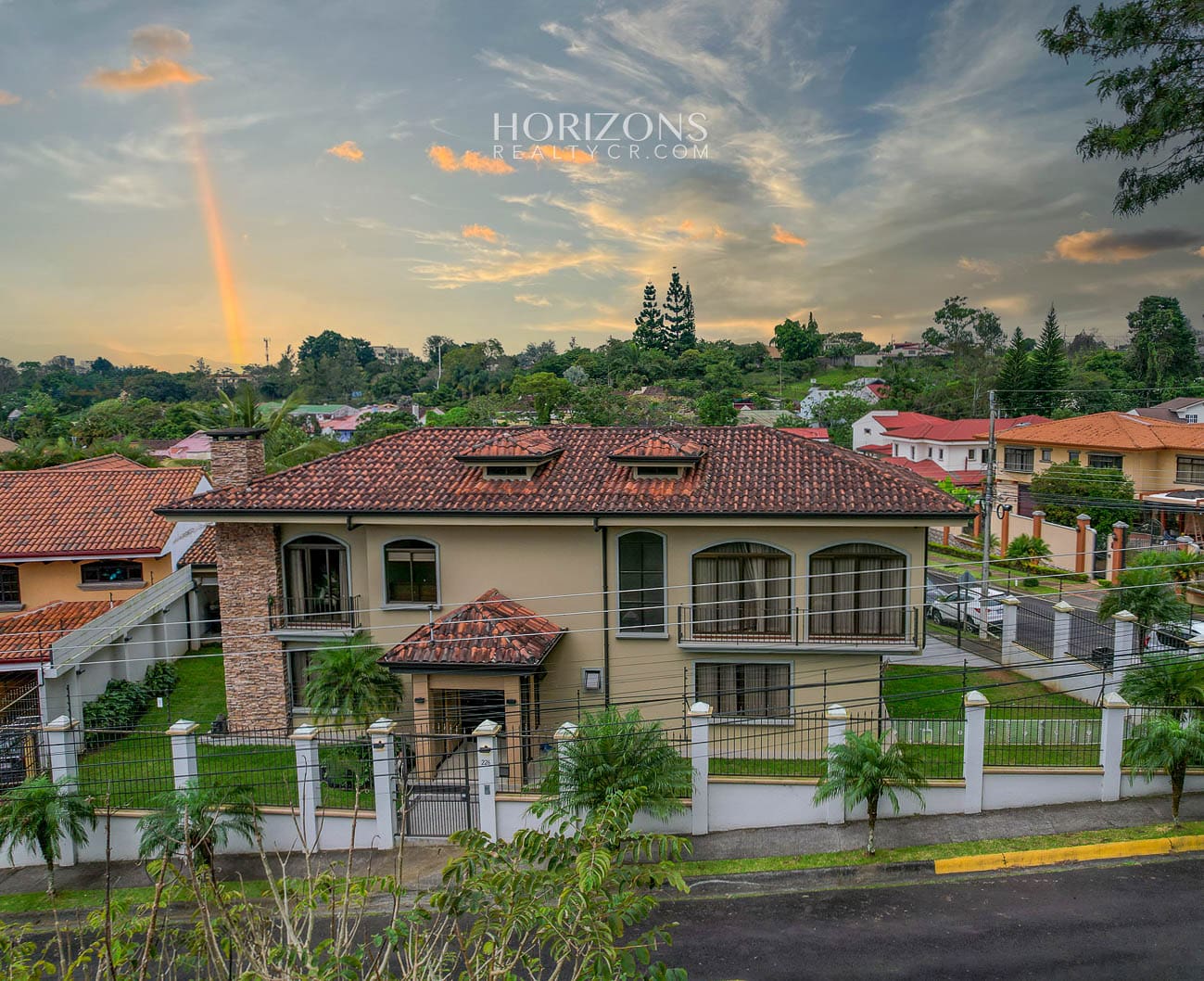 Se vende Casa en Curridabat de 4 Habitaciones + Hab Serv 4 Parqueos nja1034