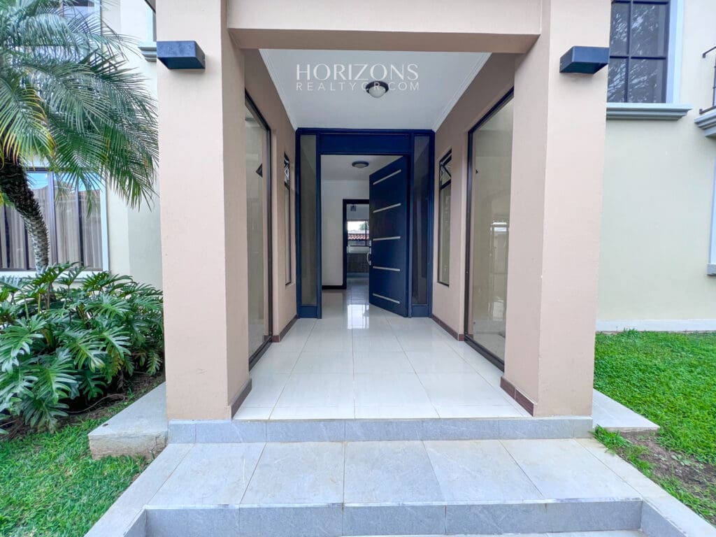 Se vende Casa en Curridabat de 4 Habitaciones + Hab Serv 4 Parqueos nja1034