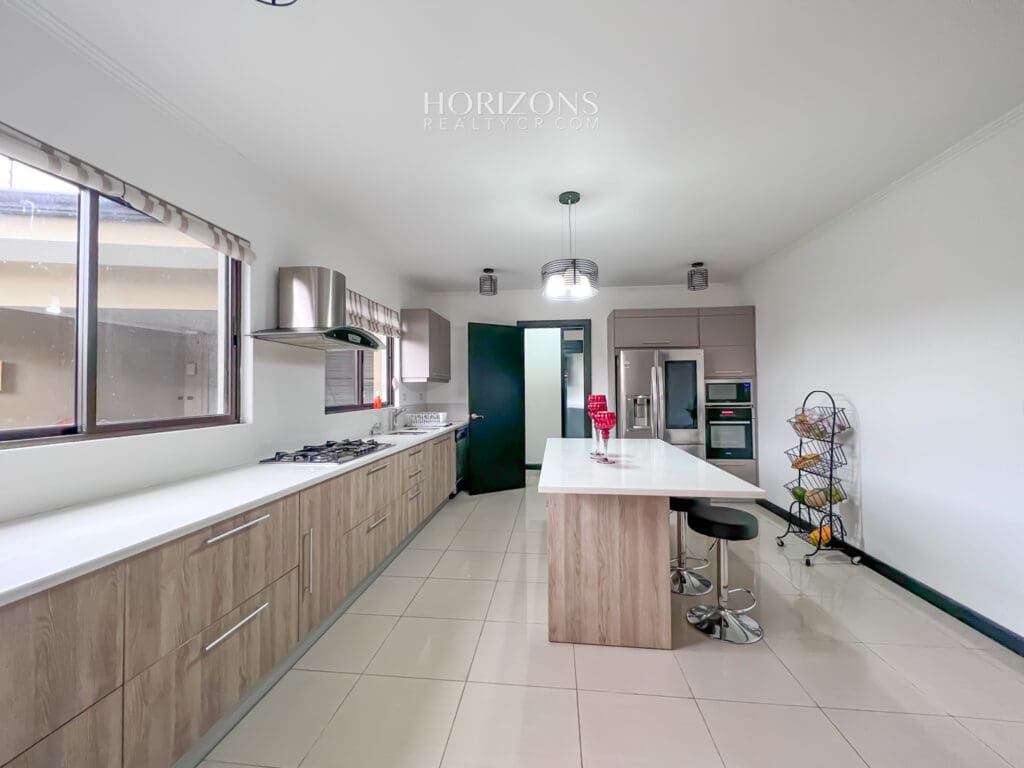 Se vende Casa en Curridabat de 4 Habitaciones + Hab Serv 4 Parqueos nja1034