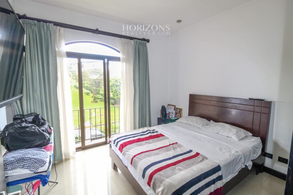 Se vende Casa en Curridabat de 4 Habitaciones + Hab Serv 4 Parqueos nja1034
