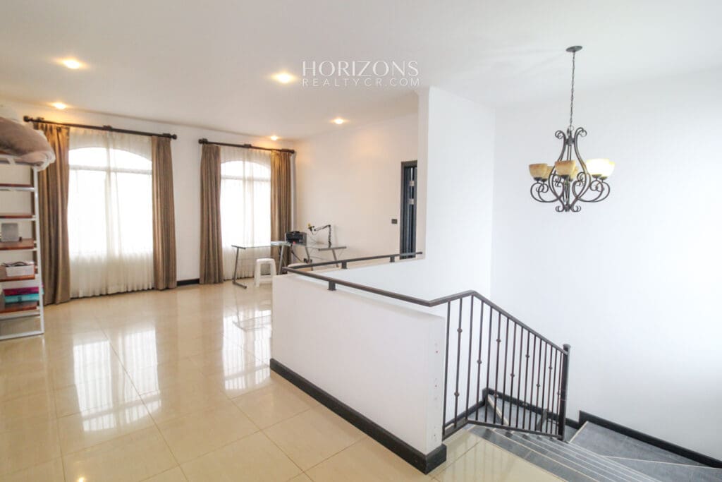 Se vende Casa en Curridabat de 4 Habitaciones + Hab Serv 4 Parqueos nja1034