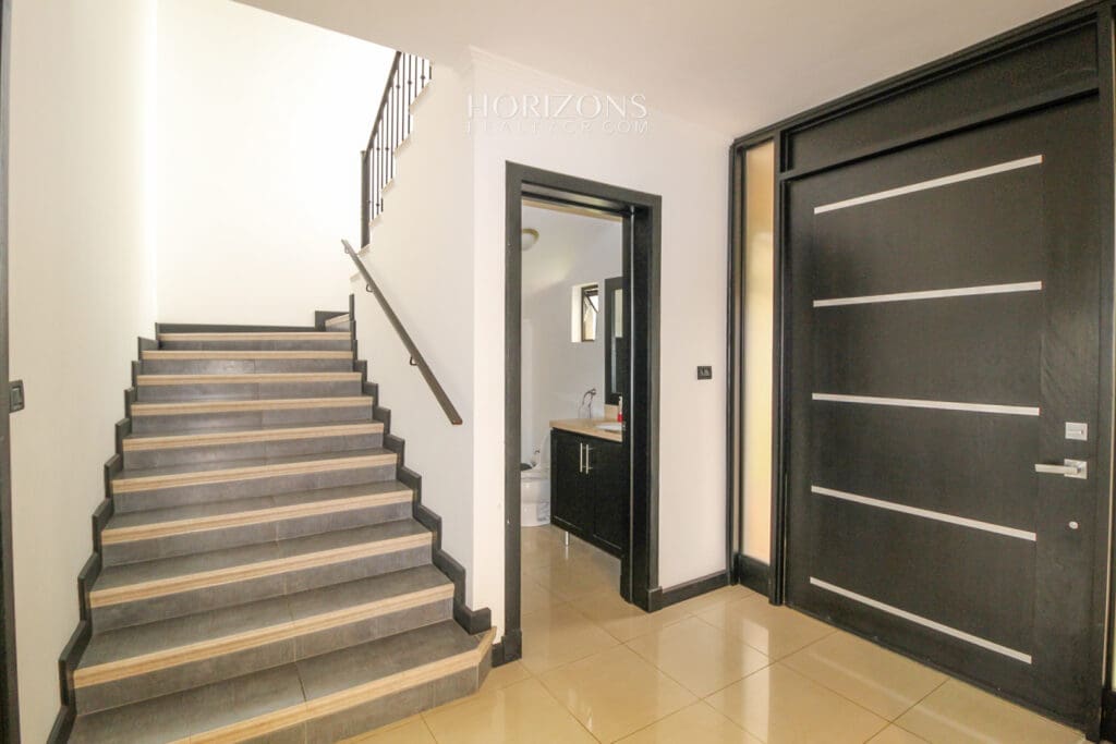 Se vende Casa en Curridabat de 4 Habitaciones + Hab Serv 4 Parqueos nja1034