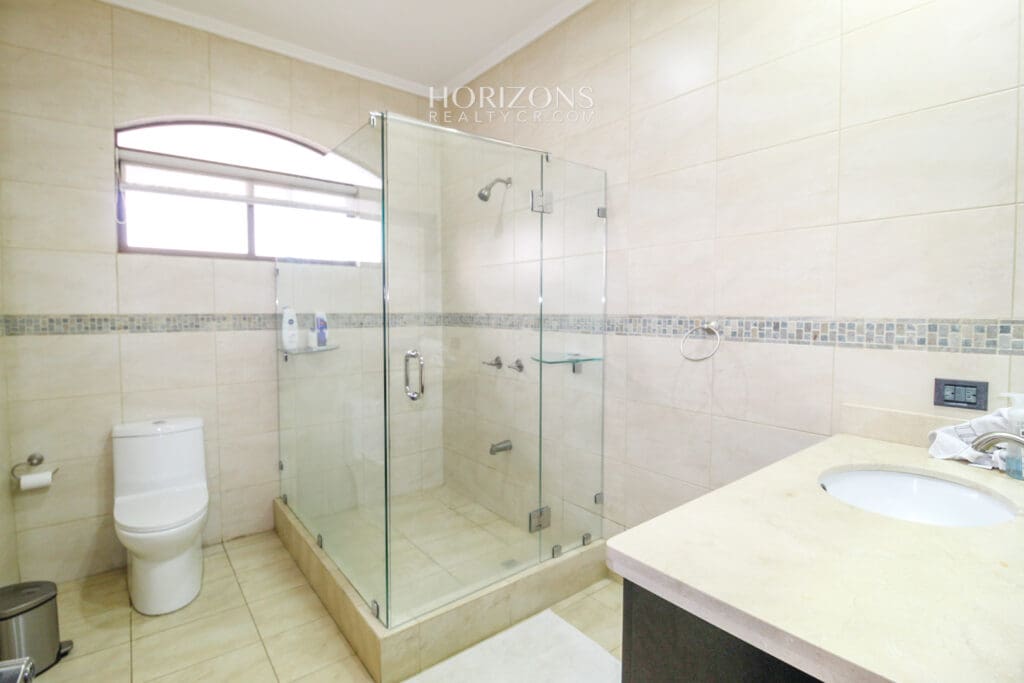 Se vende Casa en Curridabat de 4 Habitaciones + Hab Serv 4 Parqueos nja1034